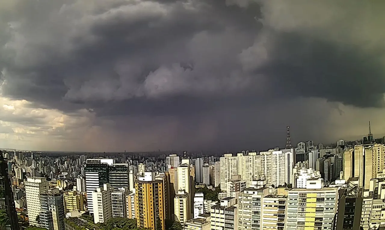 A imagem mostra o avanço de chuva em São Paulo
